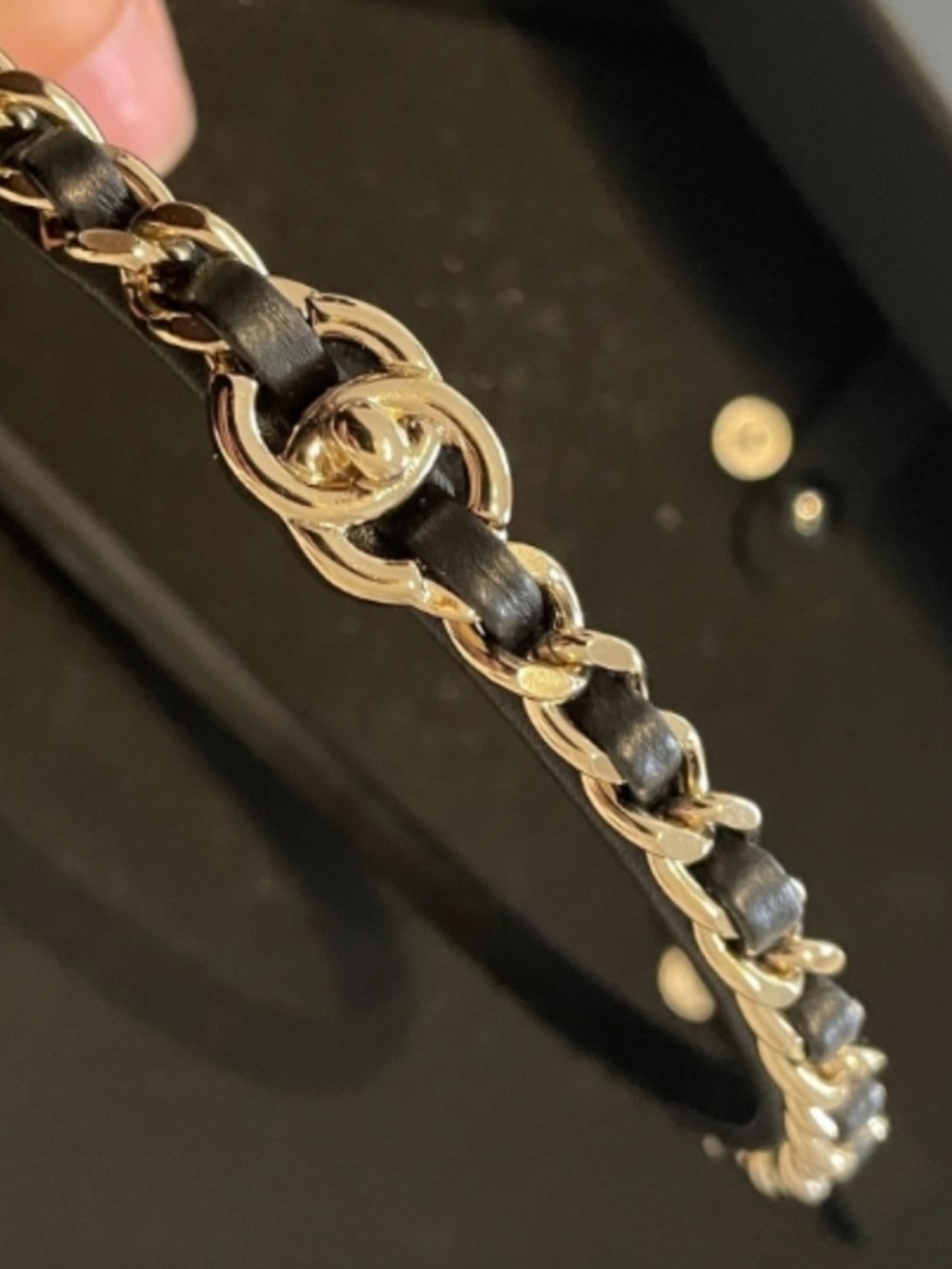 💎 ChaneI Turnlock Signature Gold Tone Black Leather Headband Hair Accessories 🎀 - Picture 4 of 6